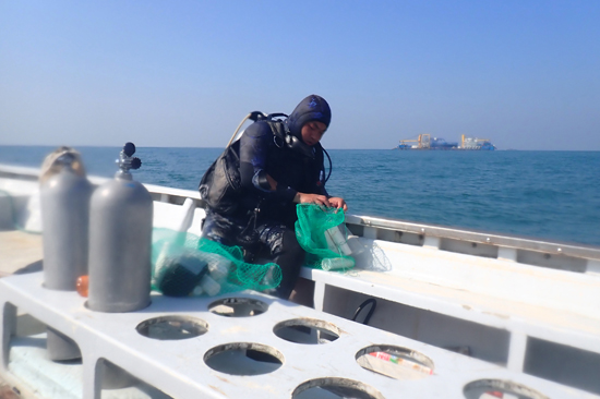 海缆施工期间，潜水员下海采集样本。王欣摄