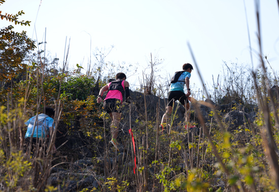 運動員在山路上奮力攀登