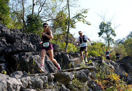 運動員在山路上奮力攀登