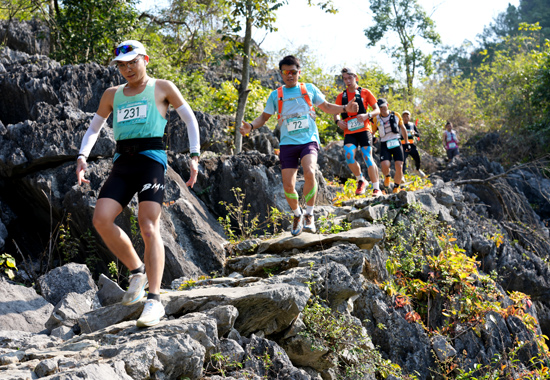 運動員在山路上奮力攀登