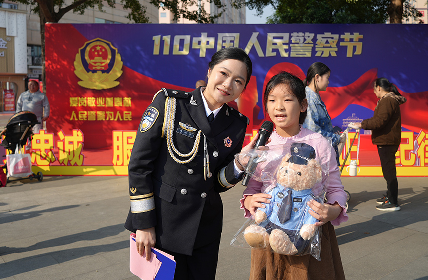 民警与小朋友互动并送上小礼品。崇左市公安局供图