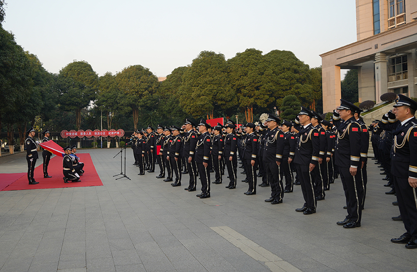 重温入警誓词。崇左市公安局供图