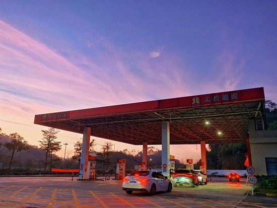 寨圩加油站車輛排隊加油