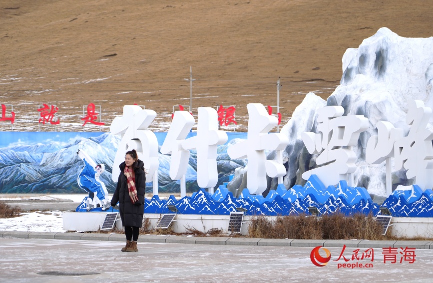 游客在景区留影。