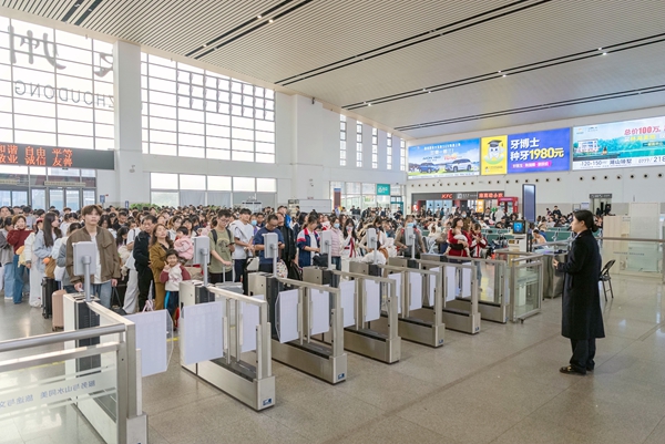 旅客在候車室排隊等候檢票上車。何家海攝