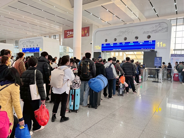 旅客有序檢票進站。於莉攝