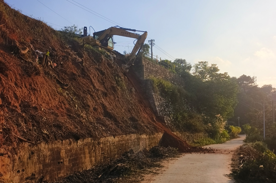 施工机械正在对受损路段进行修复