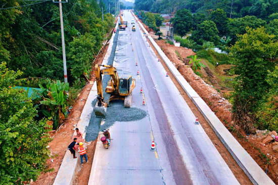 省道505线龙圩新地至藤县潭东(含滩底分离式立交)段公路改建工程正在施工中(2) 向霖摄