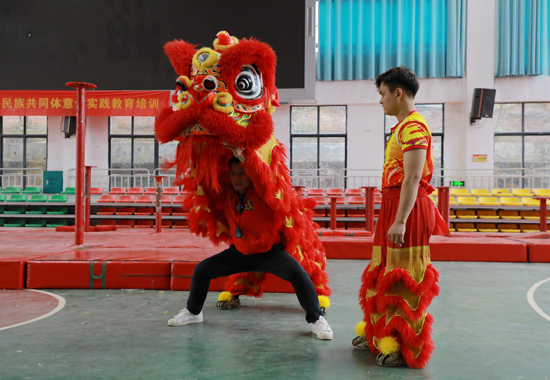 国家非遗（藤县狮舞）区级代表性传承人祝盛清指导弟子们进行形态训练