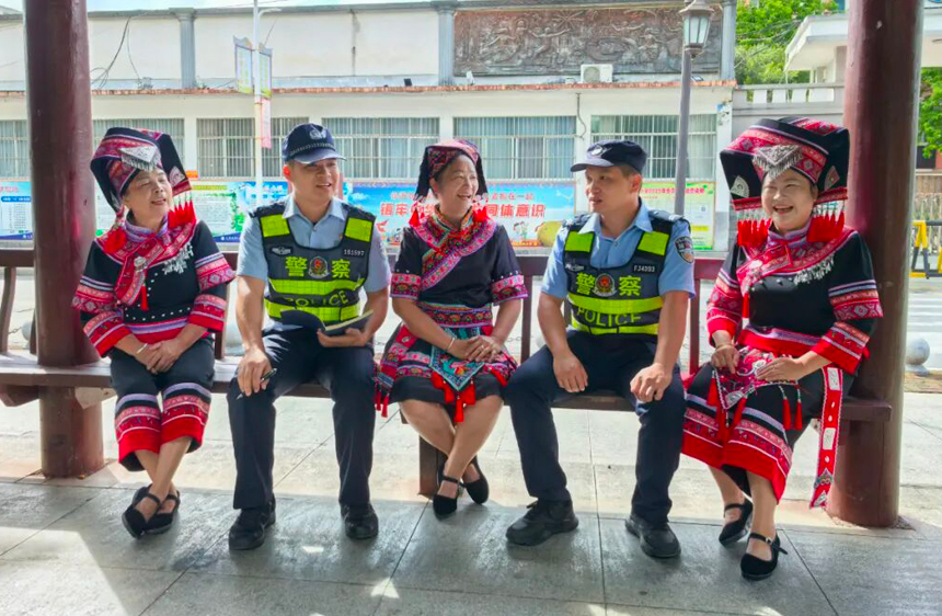 民警进社区了解社情民意