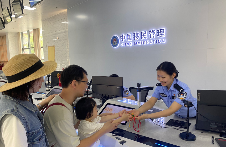 中越德天(板约)瀑布旅游合作区出入境办证大厅开设“萌娃专窗”