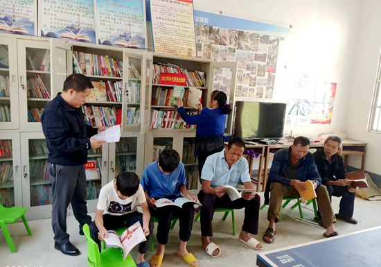 甲榮村農家書屋內群眾閱讀書籍。馬隘鎮人民政府供圖