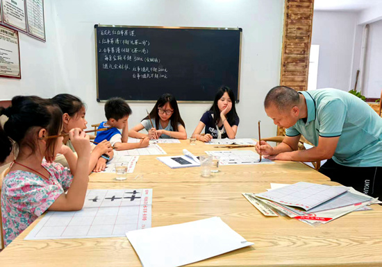 借助農家書屋小開展學習書法活動。城關鎮人民政府供圖