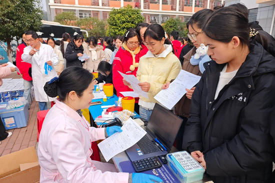 百色市中心血站和田林縣紅十字會的工作人員講解獻血流程與注意事項。黃裕舒攝