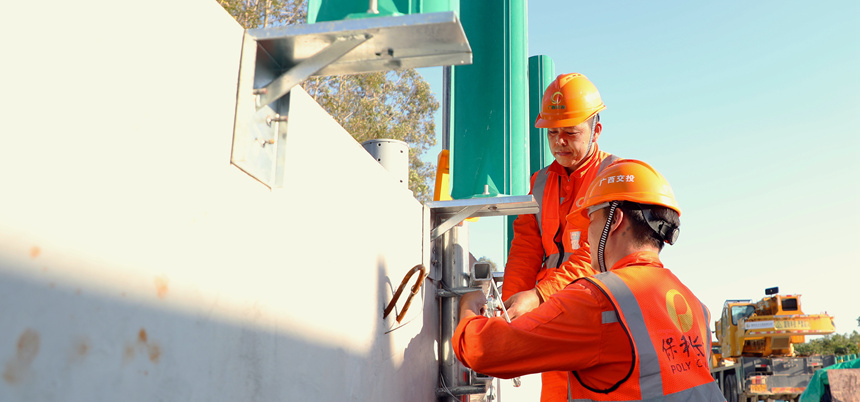 工人在安装A级单侧移动护栏。黄园园摄