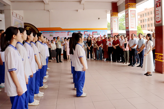容縣縣委教育工委書記，縣教育局黨組書記、局長楊武到容州鎮都嶠中學調研
