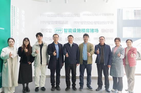 参观FPF智能养猪体验中心合影