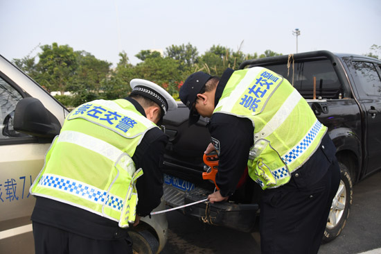 交警勘查現場。黃子珂攝