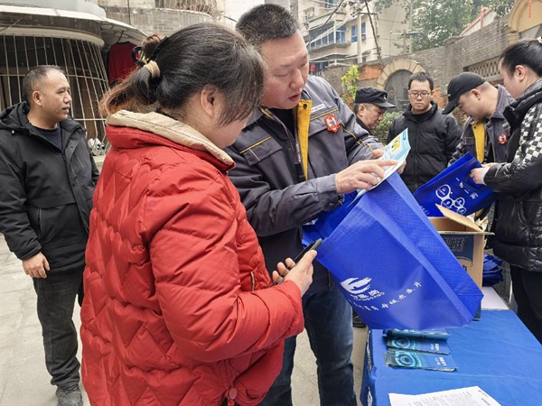 工作人员向居民普及燃气安全知识