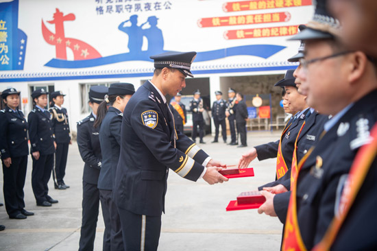 為從警特定年限的民警頒發紀念章。趙文朝攝