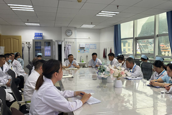 深圳市鹽田區粵桂協作支醫隊的隊長、樂業縣人民醫院副院長於海洲到科室指導工作。樂業縣委宣傳部供圖