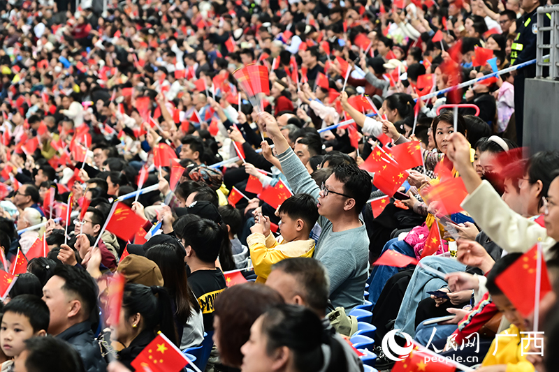 现场观众十分热情。人民网记者 雷琦竣摄