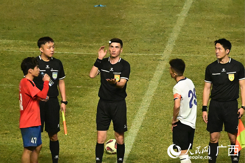 裁判裁决点球大战进攻顺序。人民网记者 雷琦竣摄