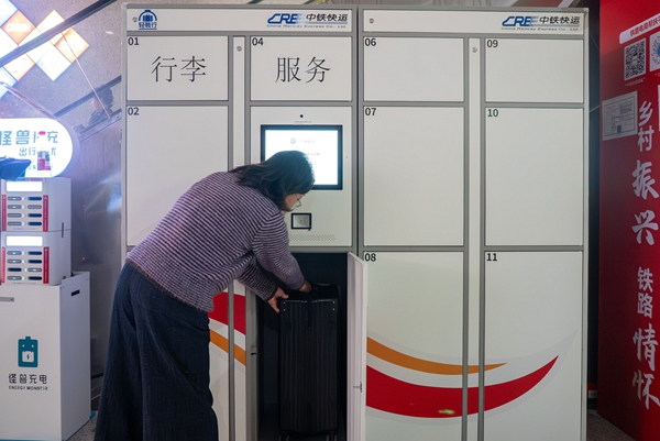 在柳州车站，旅客输入取件码，轻松取回行李。赵波摄