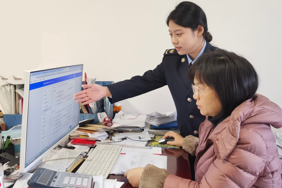 陽朔縣稅務局工作人員走進張藝謀藝術學校，現場輔導企業開具勞務報酬電子發票。莫雪梅攝