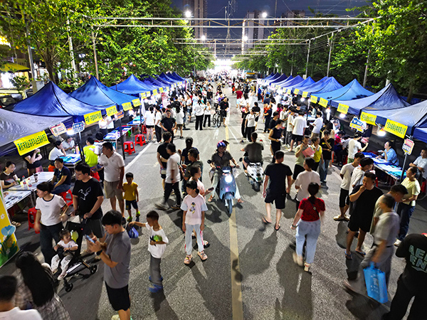 扶绥县举行零工夜市招牌活动。扶绥县融媒体中心供图