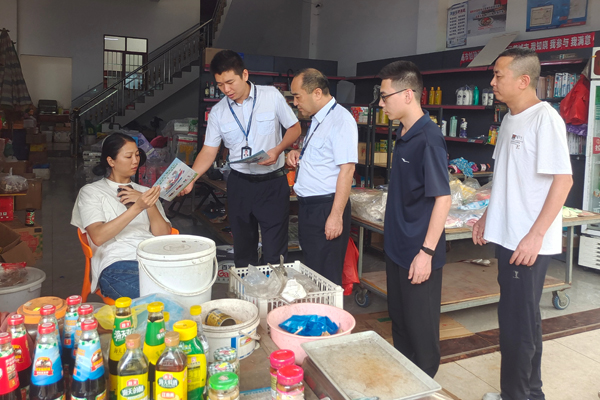到学校周边商店进行市场检查。邱杰摄