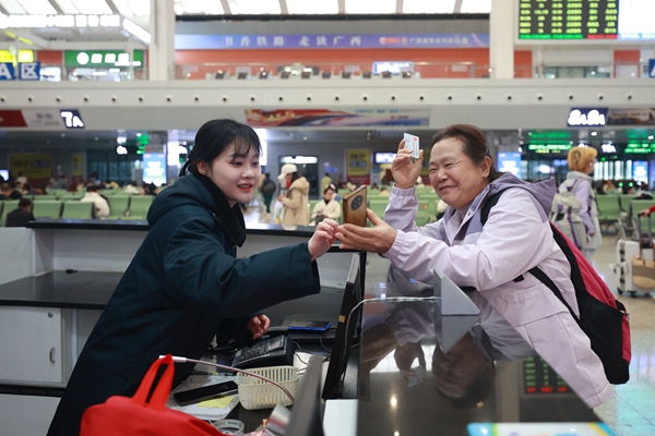 工作人员解答旅客疑问