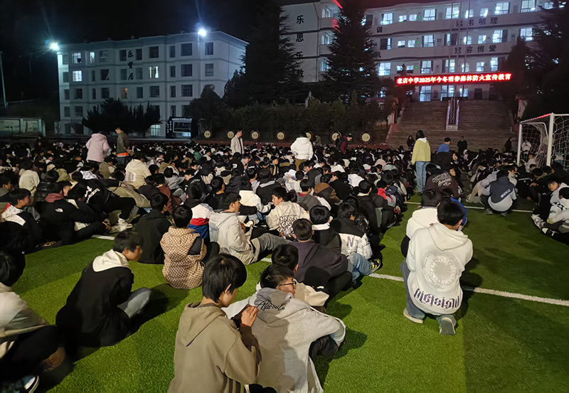 学生安全撤离现场