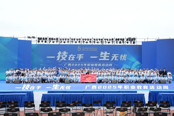学生志愿者助力2025年广西职业教育活动周活动。