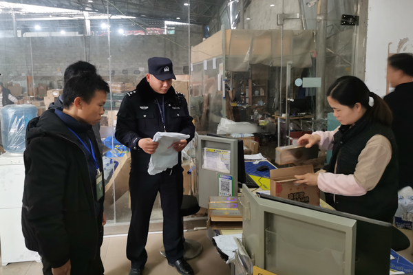 宜州烟草联合公安部门对物流寄递企业进行检查。刘俊摄