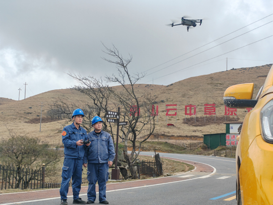 1月19日，南方电网广西新电力集团龙胜供电公司供电人员对高寒山区线路开展特巡特维。杨柳琴摄