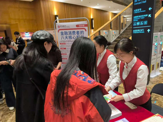 党员骨干化身“金融宣教志愿者”用鲜活案例提升公众风险防范能力。赵莹摄