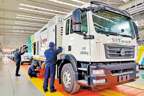 石煤机公司技术人员正在检查新能源环卫车