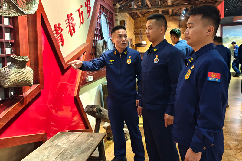 参观文化场馆与历史遗迹。罗月霜摄