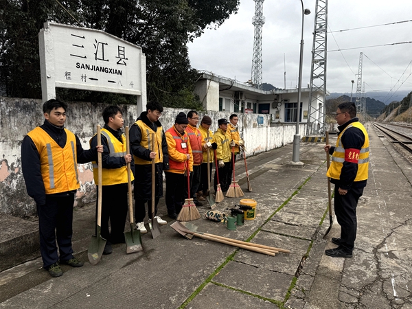 人员列队演练。杨鹏远摄