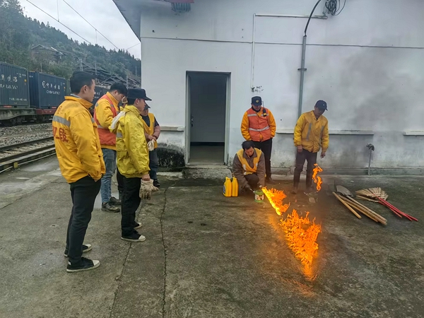 模拟应急处置场景。杨鹏远摄