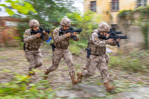 武警官兵在快速追击目标。