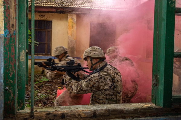 武警官兵在掩护队友追击。