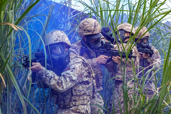 武警官兵在通过“染毒”地带。