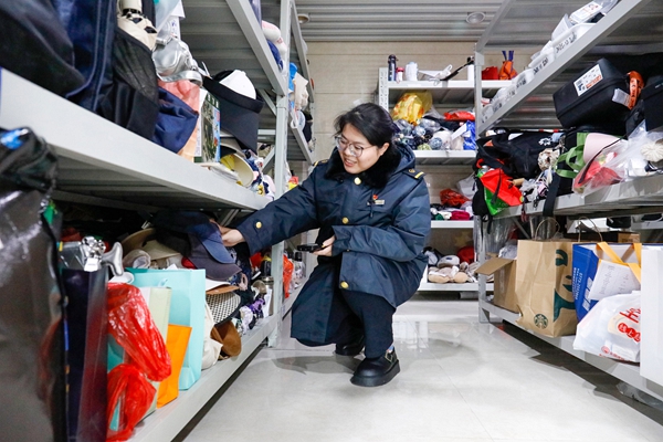 圖為:桂林站客運工作人員通過手持智能終端精准查找旅客遺失物品。(蘇展 攝)