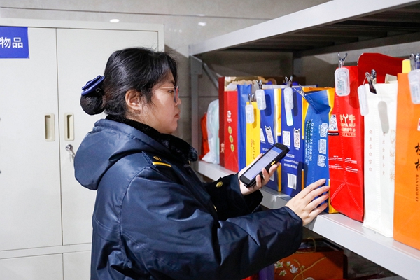 圖為:桂林站客運工作人員通過手持智能終端精准查找旅客遺失物品。(鄭長賢 攝)