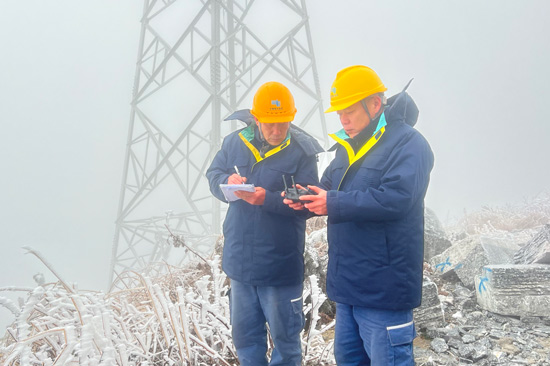 南方電網廣西桂林供電局輸電所通過“人巡+機巡”方式實時監測已覆冰的110千伏金中旺線，為后續融冰除冰工作做好萬全准備。陳宇杰攝