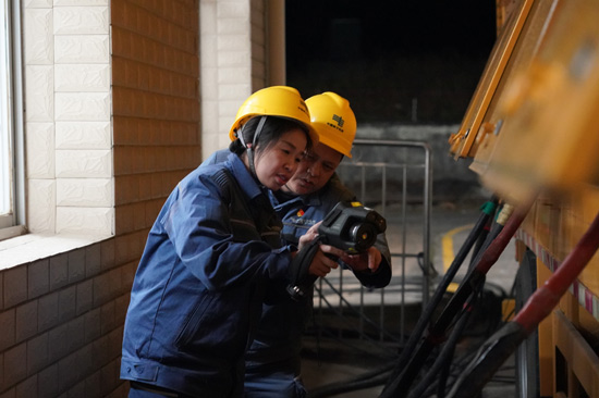 1月20日晚，南方電網廣西桂林供電局啟動110千伏中兩線直流融冰工作，圖為該局變電一所工作人員對設置在110千伏中峰變電站的直流融冰裝置電纜頭開展定時測溫。