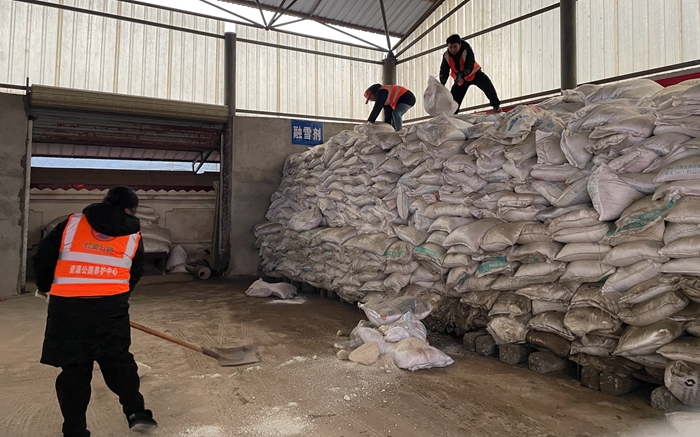 资源公路养护中心紧急调配物资开展除冰抢险。蔡桂玉摄