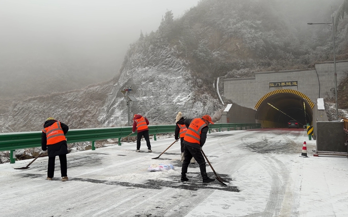 资源公路养护中心在省道301线资源隘门界路段开展除冰抢险。蔡桂玉摄